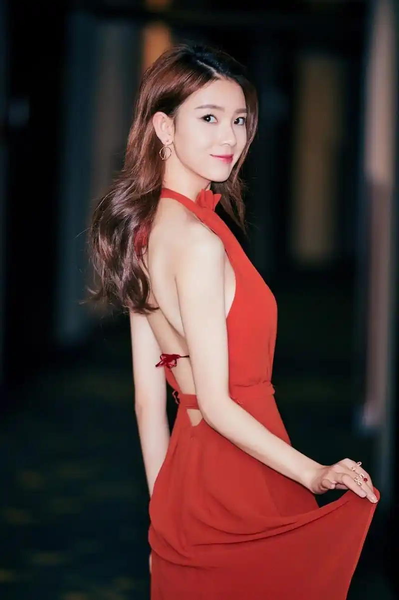 近日,90后小花陈瑶一组红色长裙照引发热议,照片中,她红裙雪肤,袅娜