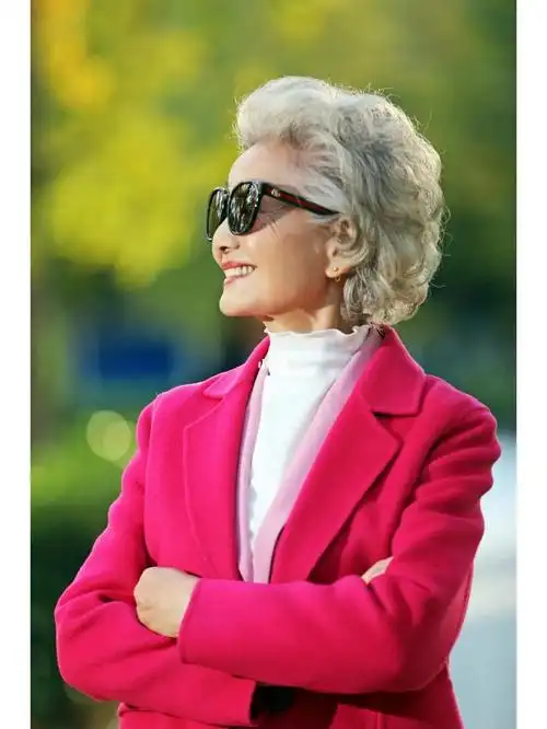 中国卡门高龄模特盛瑞玲