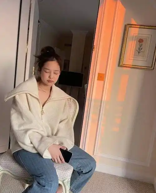 jennie金智妮晒巴黎旅游美照,素颜出镜状态好,休闲风教你美如画_造型