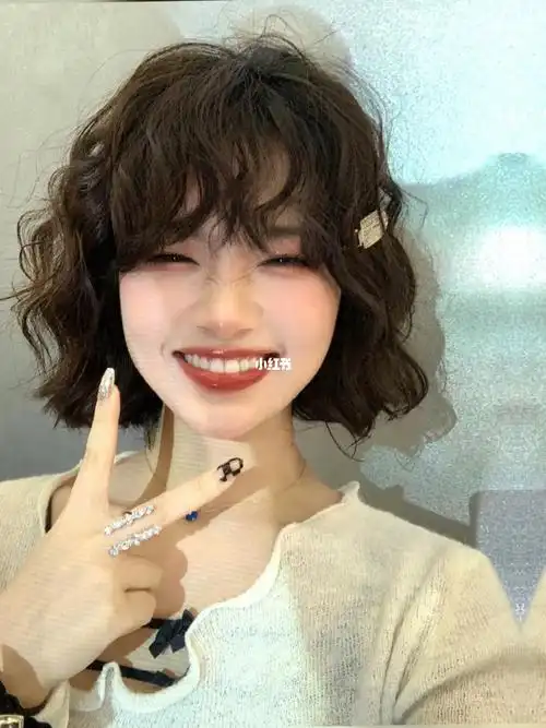 这款中短卷发喜欢么春夏季烫发推荐