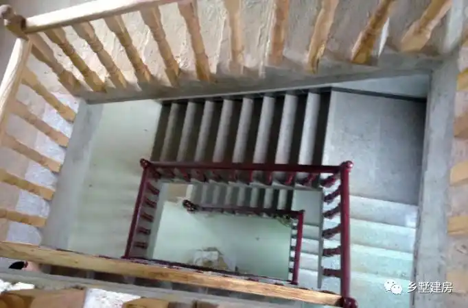 09年建的农村别墅只花30万,10年增值4倍,外观太骚气了!_小伙