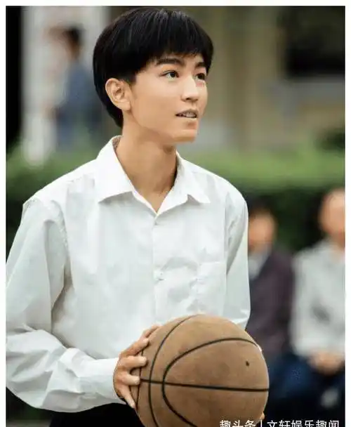 王俊凯的腰世间少有,标准"a4腰"惊艳来袭,p图都做不到!