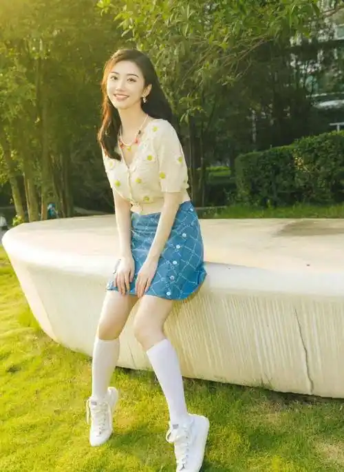 盘点女明星的入秋穿搭:露思可爱,虞书欣纯欲,硬糖少女身材绝_时尚