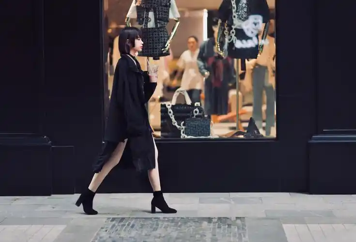 ins性冷淡风街拍我试着把孤独藏进心里佳能eosr5适马8514