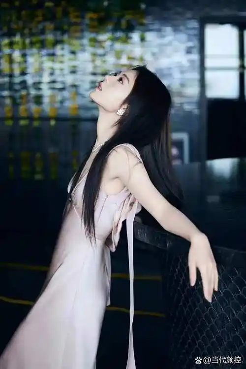 赵今麦芭莎盛典"粉"墨登场!缎面礼服天鹅颈,身材堪称人间标尺