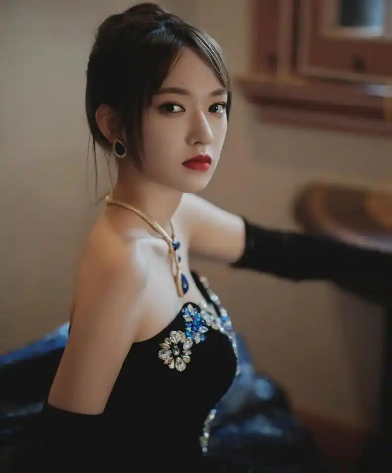 程潇,身穿蓝色抹胸裙,展露性感锁骨和绝美容颜,温柔优雅,绝美贵气.