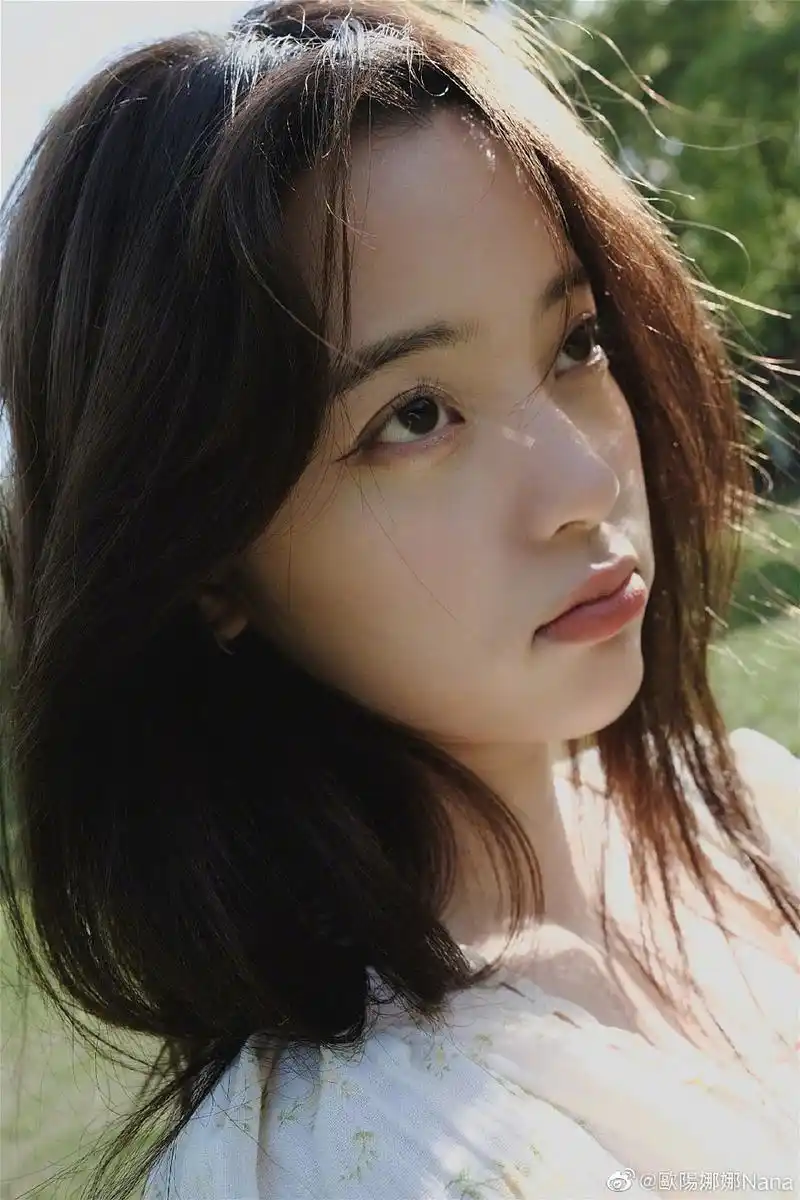 欧阳娜娜晒清新春日照 穿白色碎花对镜甜笑元气十足