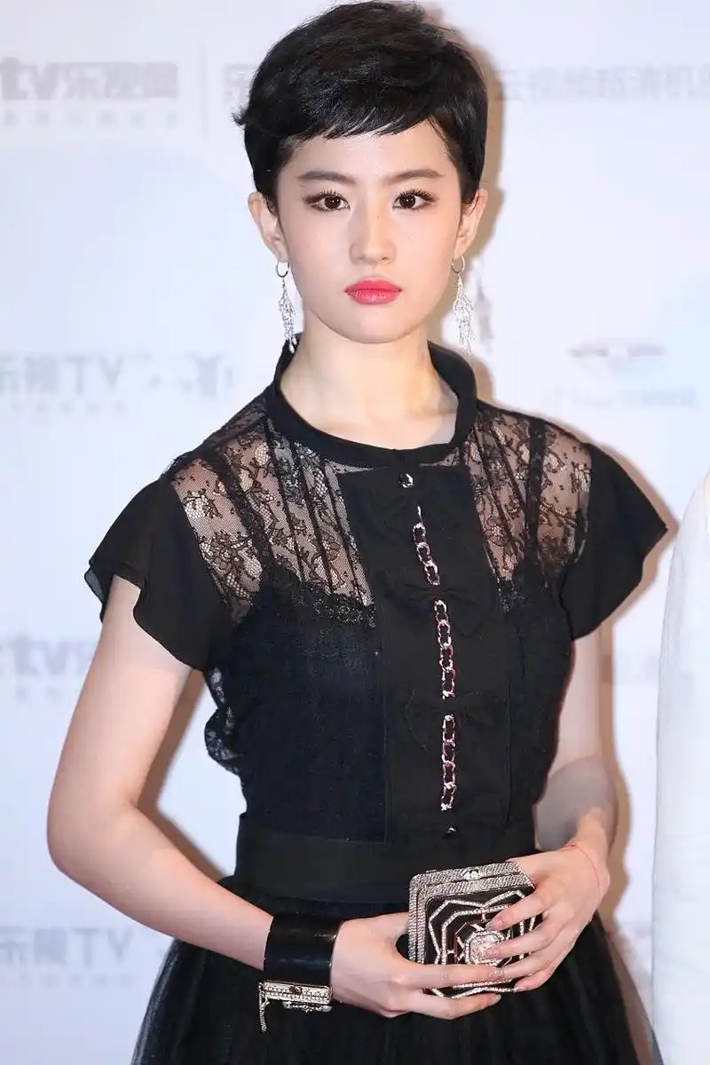 近日,刘亦菲的一组短发照片引发了网友们的热议,打破了人们对她一直