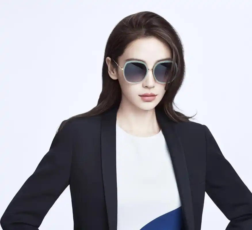 angelababy最新广告硬照出炉 干练洒脱的总裁鼻气场两米八