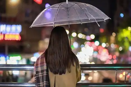 夜晚女孩背影摄影图配图