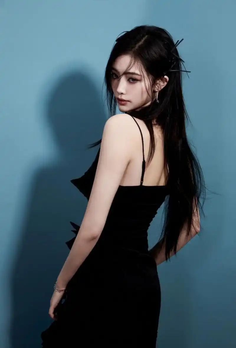 许佳琪黑色吊带长裙写真,身材婀娜性感,美腿玉足水嫩诱人,真是一只