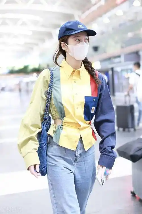 街拍:张雪迎彩色短衬衫 牛仔裤 chanol牛仔包活力时尚_机场_北京