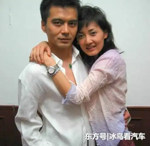 他结了4次婚,老婆一任比一任好看,今54岁越来越有魅力!