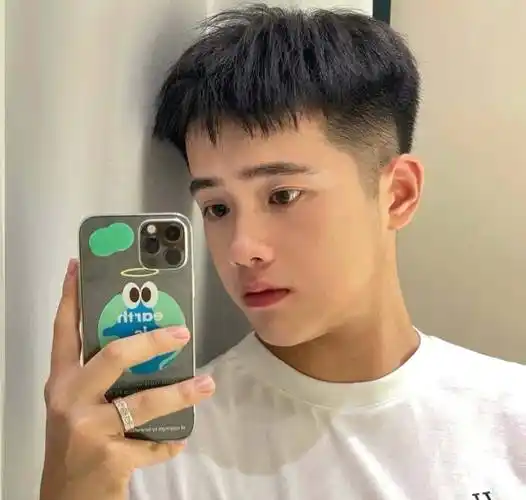 今秋年轻男生剪什么发型好看?