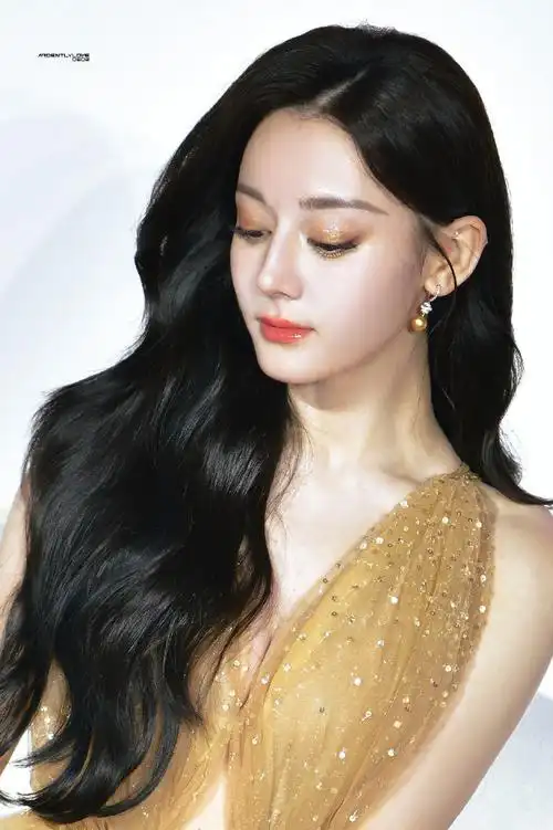 迪丽热巴提裙对视