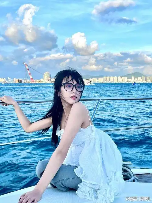 苏晓彤甜美海上写真