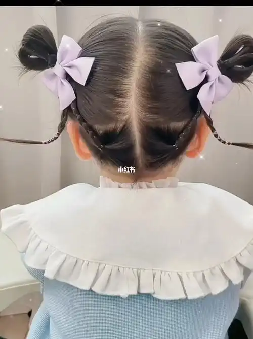 给女儿扎两个爱心丸子头,结果真的简单又可爱呀～#短发宝宝编发