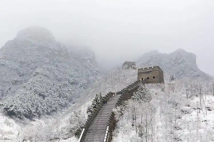北京郊区多地下雪,春雪长城美如画