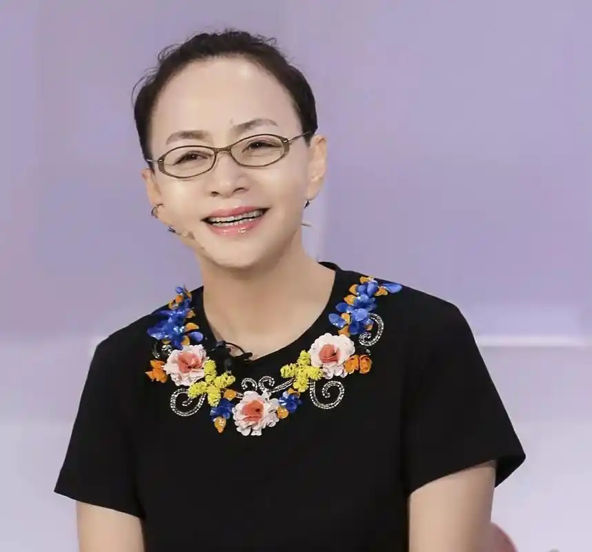 一看到她们,58岁的宋丹丹找回了青春