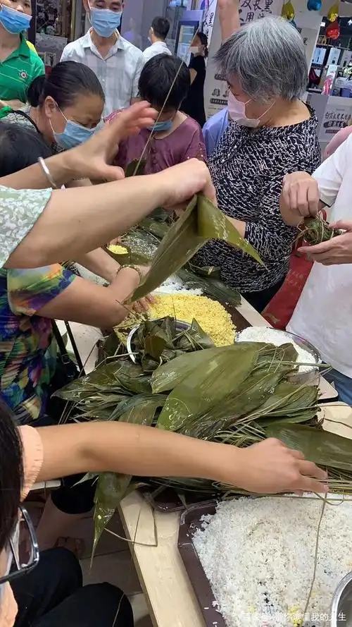 端午节举行包粽子大赛