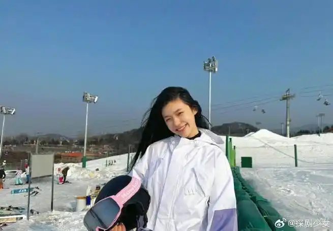 林允巴黎时装周芭比粉造型#林允笑起来的酒窝真的很好看!