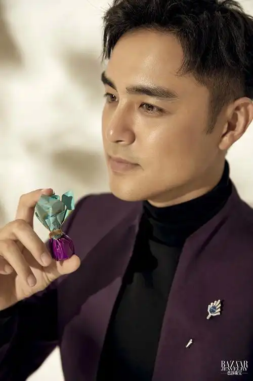 明道七夕大片甜蜜来袭手持鲜花巧克力怦然心动57