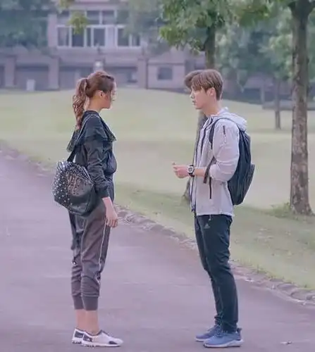 甜蜜暴击鹿晗关晓彤身高眼皮多处长得像网友好有夫妻相