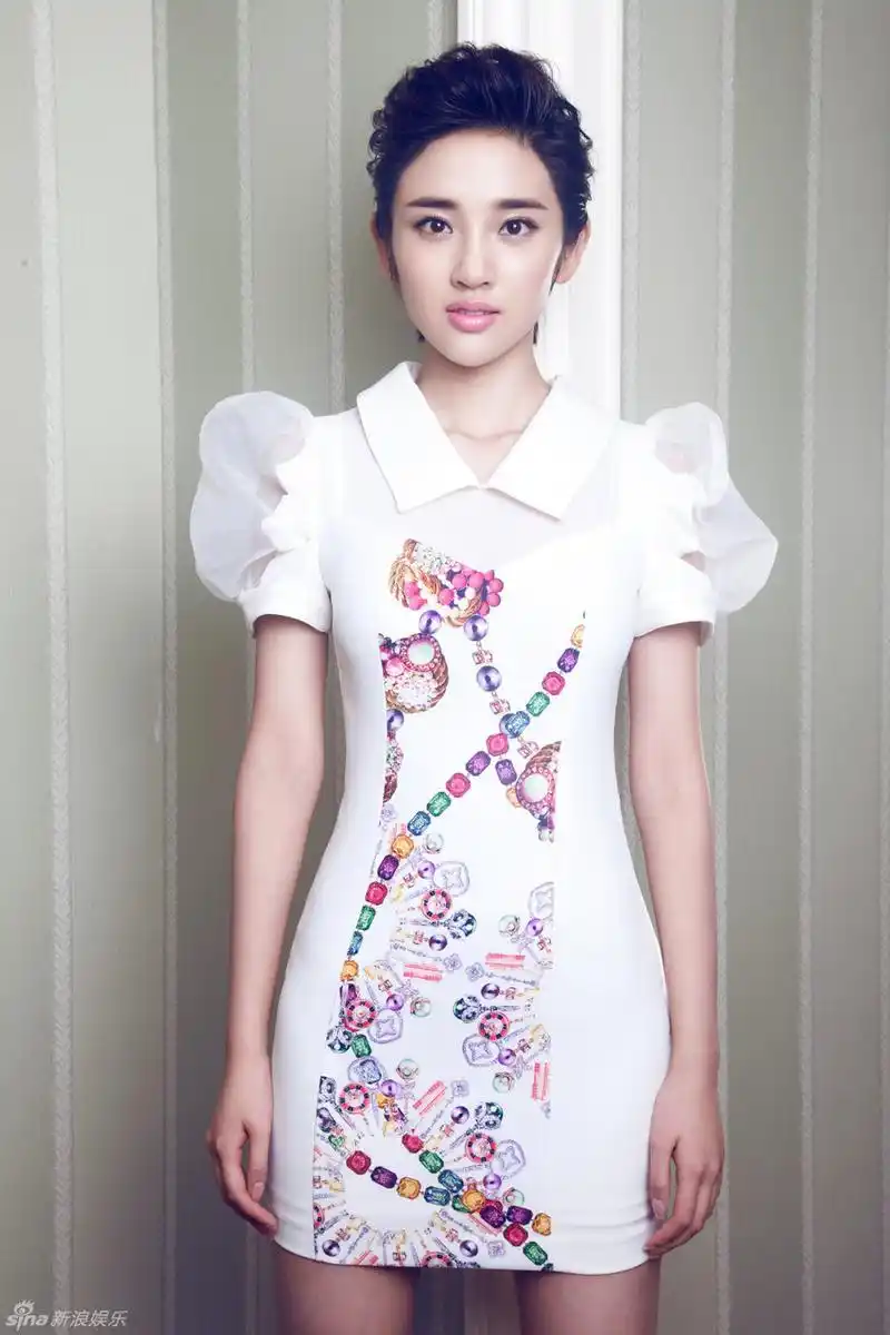 组图:唐艺昕时尚写真 凌厉短发甜美俏丽