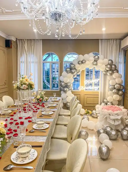 有好几个精心布置的场景,各种风格都有,很适合求婚,过生日哦～