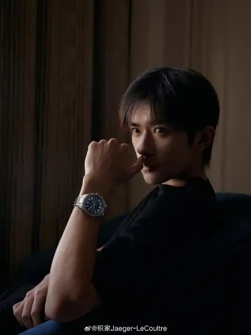 易烊千玺氛围感侧颜