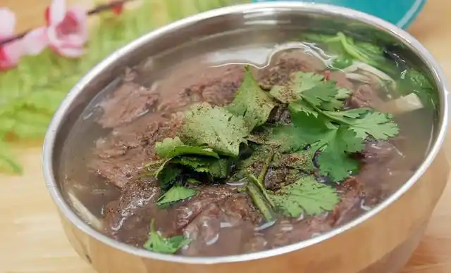 牛肉浓汤【药材】牛肉400克.【食材】盐3克.