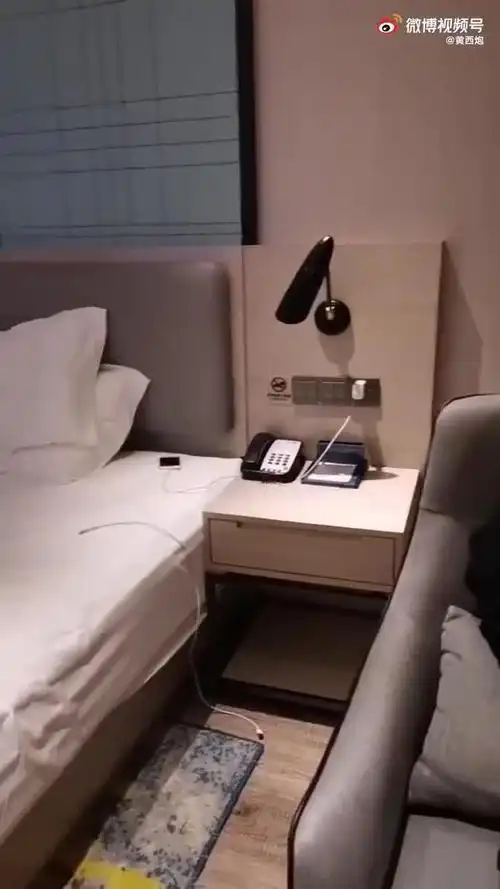 一个人在酒店房间有点怕有没有那种18岁的女孩过来保护我一下