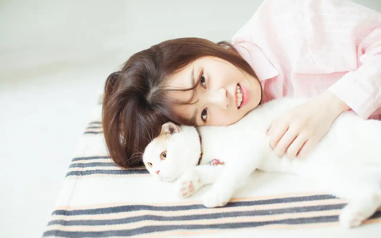 粉红猫咖女孩图片桌面电脑壁纸