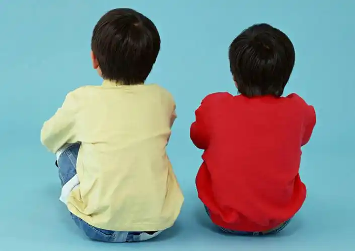 服装,休闲装,黄种人,小孩,背面,衣服,红色,休闲,温暖,温馨,一家人