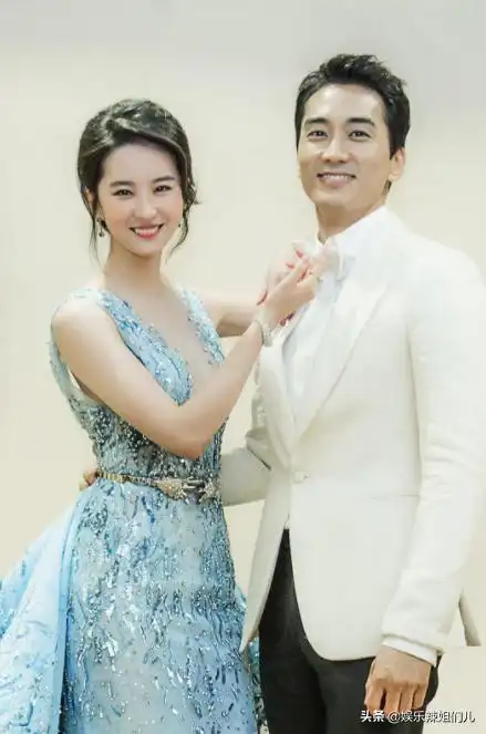 2015年8月刘亦菲和宋承宪在各自的社交媒体上官宣了两人的恋情,当时