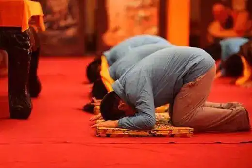 佛前上三柱香磕三个头的功德与意义