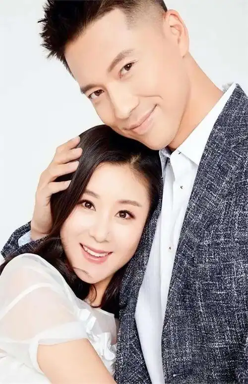 李小萌晒奢侈豪车,穿v领裙成豪门贵妇,与丈夫王雷一直相伴相爱