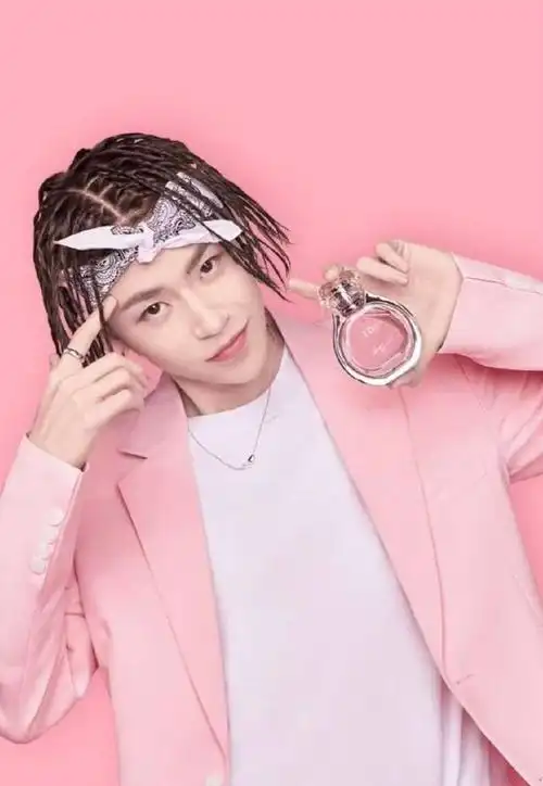 第三个就是我们酷酷的小鬼了,穿上粉红色的衣服,歪头杀有没有很亮眼呢