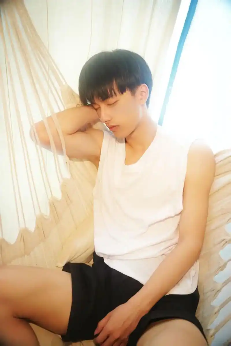 身体再好也扛不住想你.这样的少年谁不爱呢 #男生写真 #腹肌 - 抖音