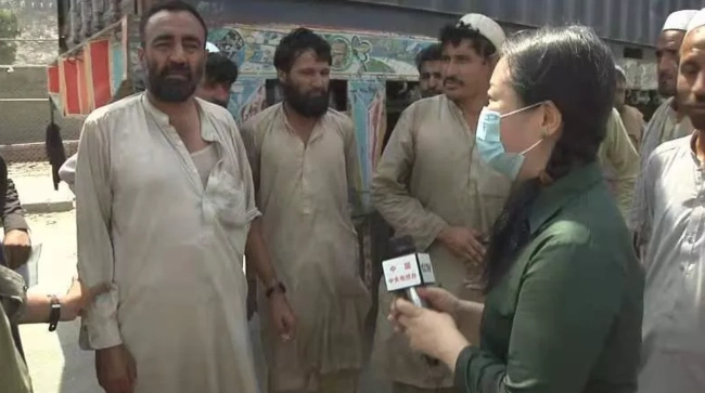 央视总台记者在阿富汗边境直面塔利班士兵