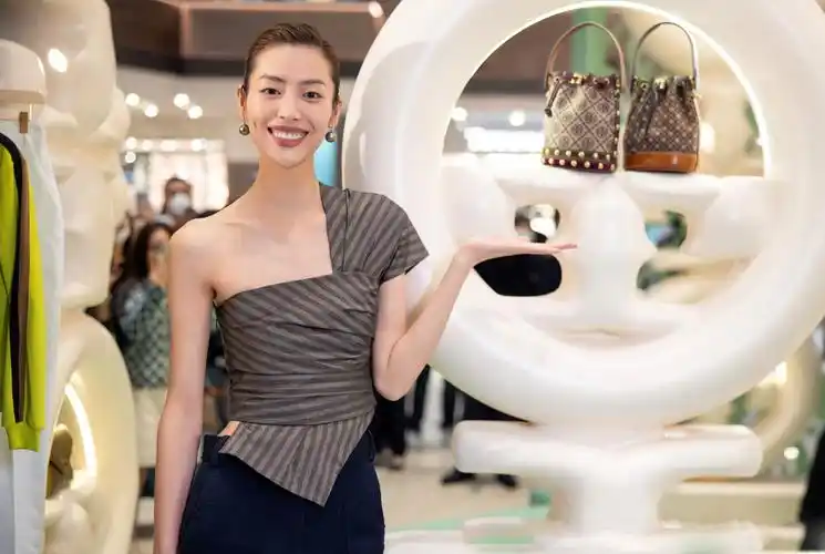 刘雯身着toryburch2022秋冬系列搭配tmonogram编织提花水桶包