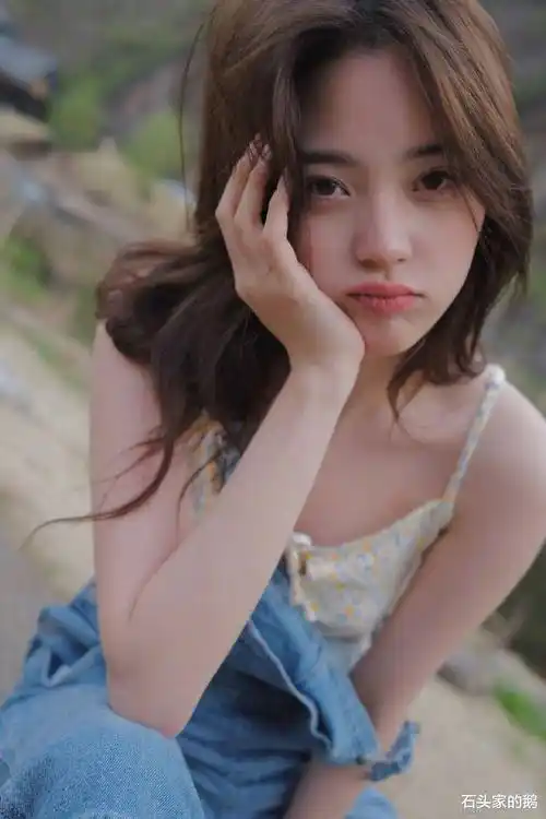 欧阳娜娜不穿衣服时尚上阵,凸点被说绿茶,和多个男明星亲密_网友_身材