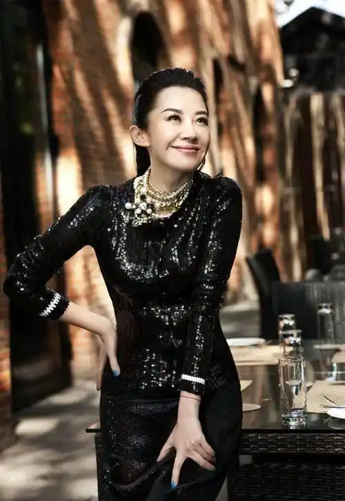 原创有一种优雅是许晴的时尚穿搭展现超越年龄之美