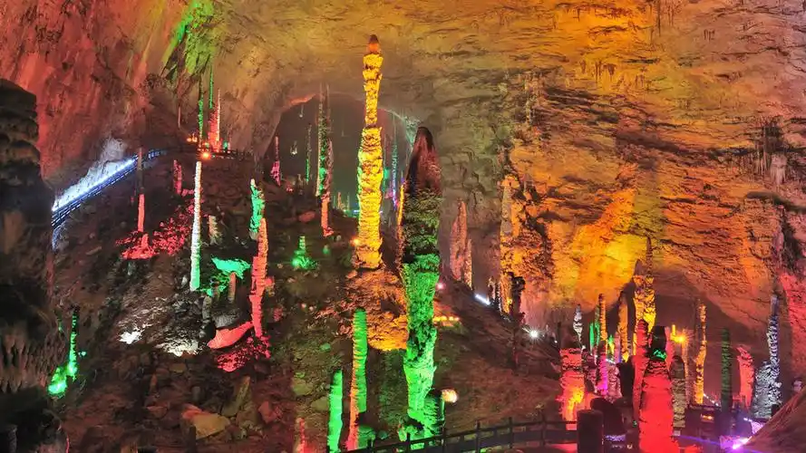 张家界黄龙洞,深埋于地下亿万年的璀璨瑰宝,在八十年代初的张家界对外