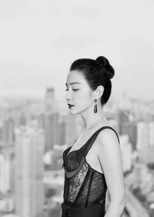 全智贤李冰冰同框,黑色长裙和抹身材裙的俩人抱在一起,输赢自己看_女