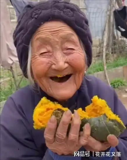 不是王者但有不服老的气势102岁小脚奶奶走路带风皆因自信