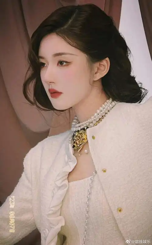 赵露思复古风格杂志大片拍摄,白色小香风好米,脖子上好多珍珠项链好