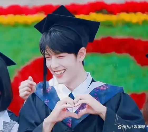 肖战与粉丝的双向奔赴:陪小飞侠熬夜,用玫瑰花无声回应