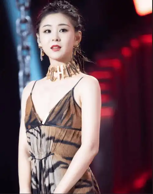 李小萌一家三口走机场,她穿吊带十分清凉,小胖墩儿子萌态可掬太像爸