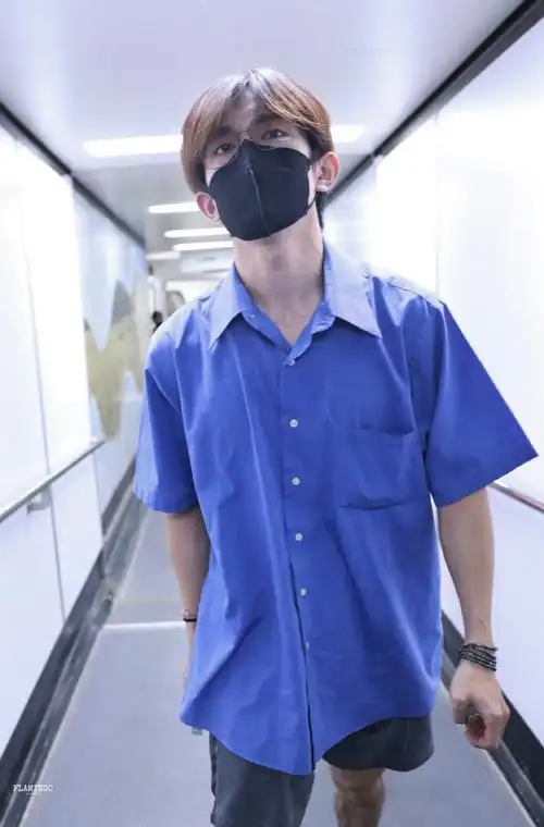 易烊千玺到达西宁##易烊千玺蓝色衬衫